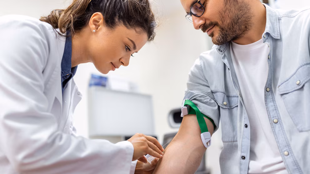 La medición de la presión arterial se expresa a través de dos valores ubicados uno sobre el otro, en milímetros de mercurio (mm Hg) (Freepik)