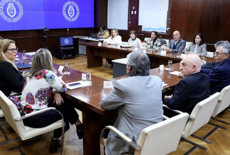 Autoridades de la cartera sanitaria nacional se reunieron con representantes de las cámaras de la industria alimentaria para dar continuidad a la agenda de trabajo.